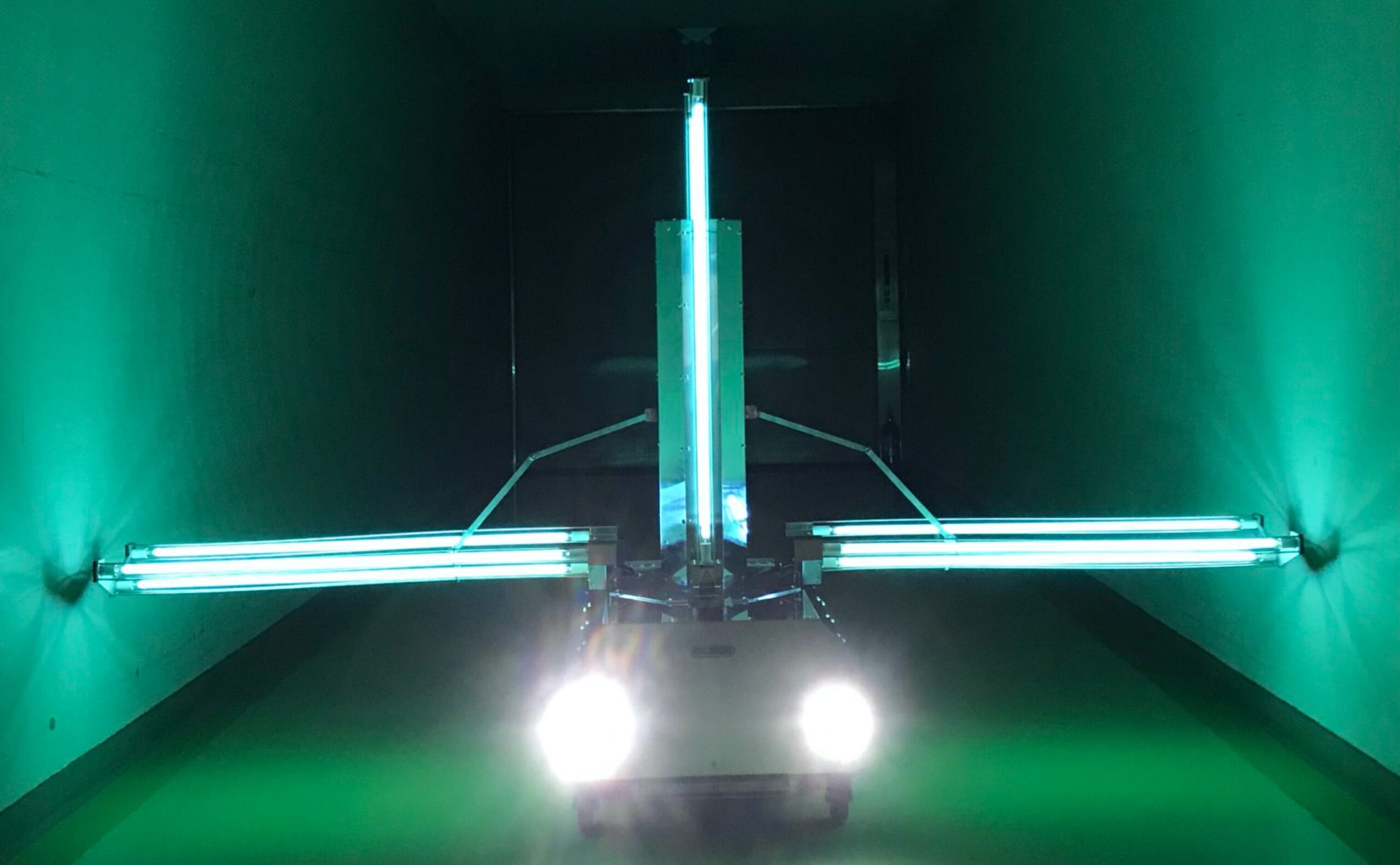 64 COVID-19を除去する紫外線照射ロボット